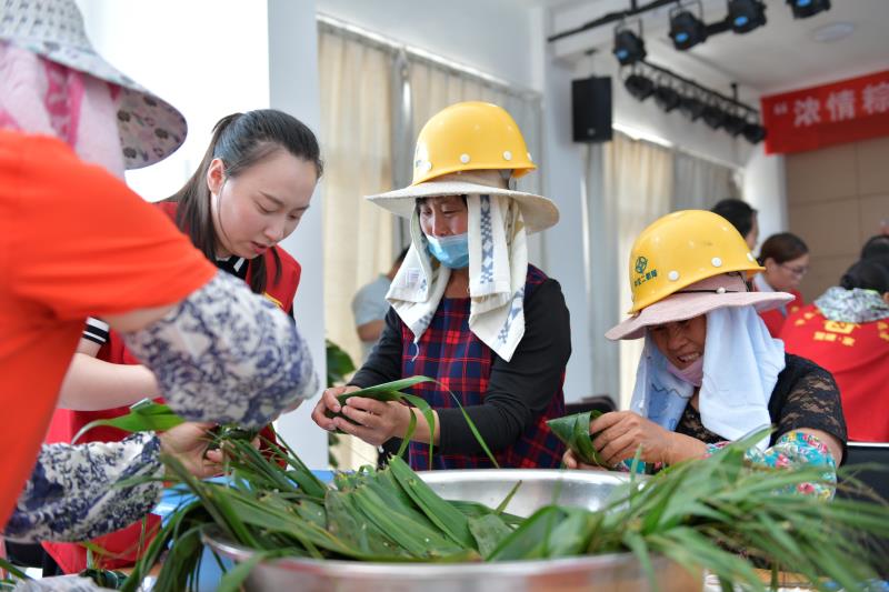 &ldquo;浓情粽意，共享温暖&rdquo;包粽子活动.jpg